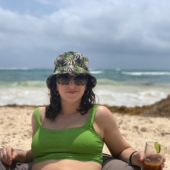 Meet your Posher, Talia - Picture 2 of 3